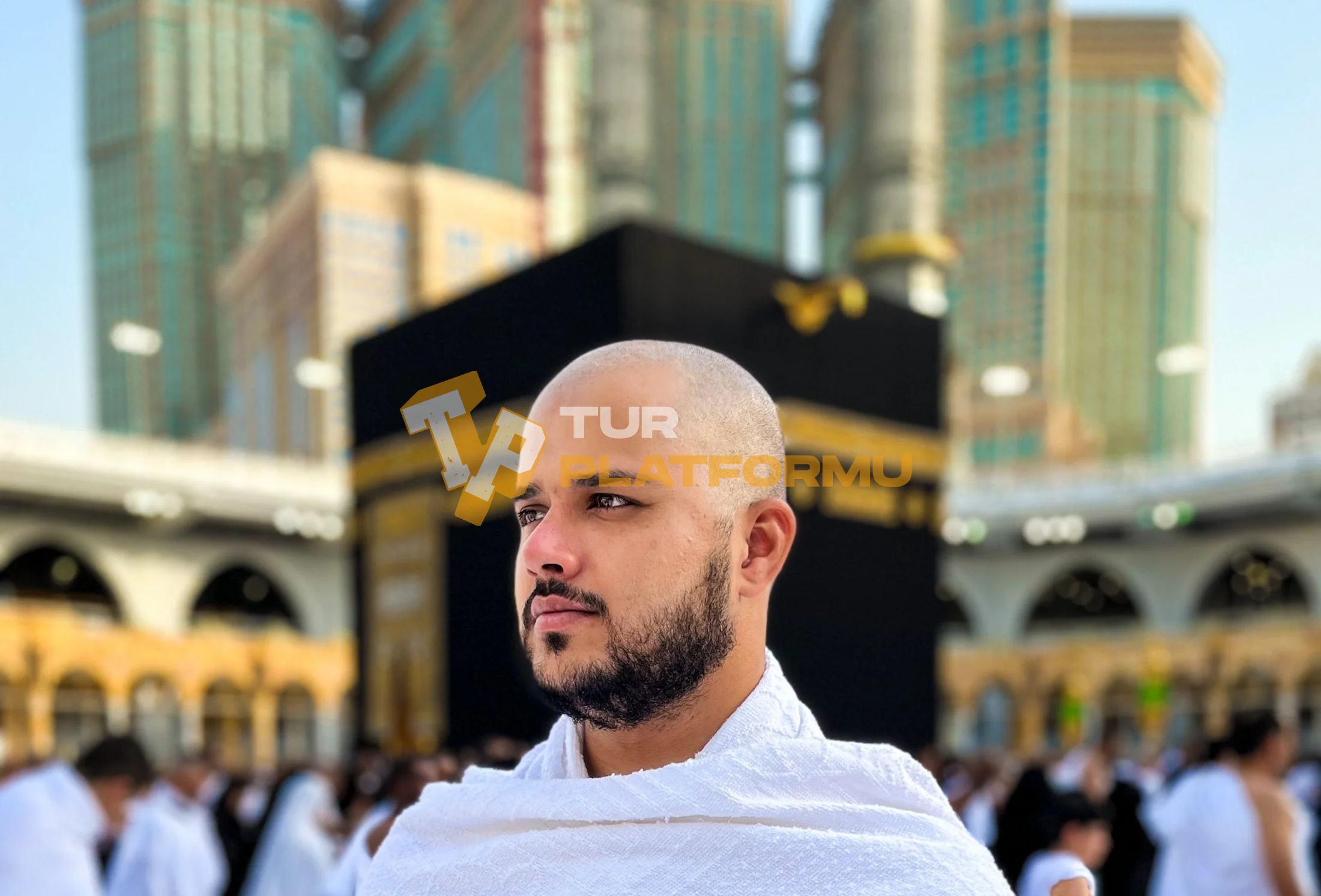 Kabe önünde ihramlı bir umreci