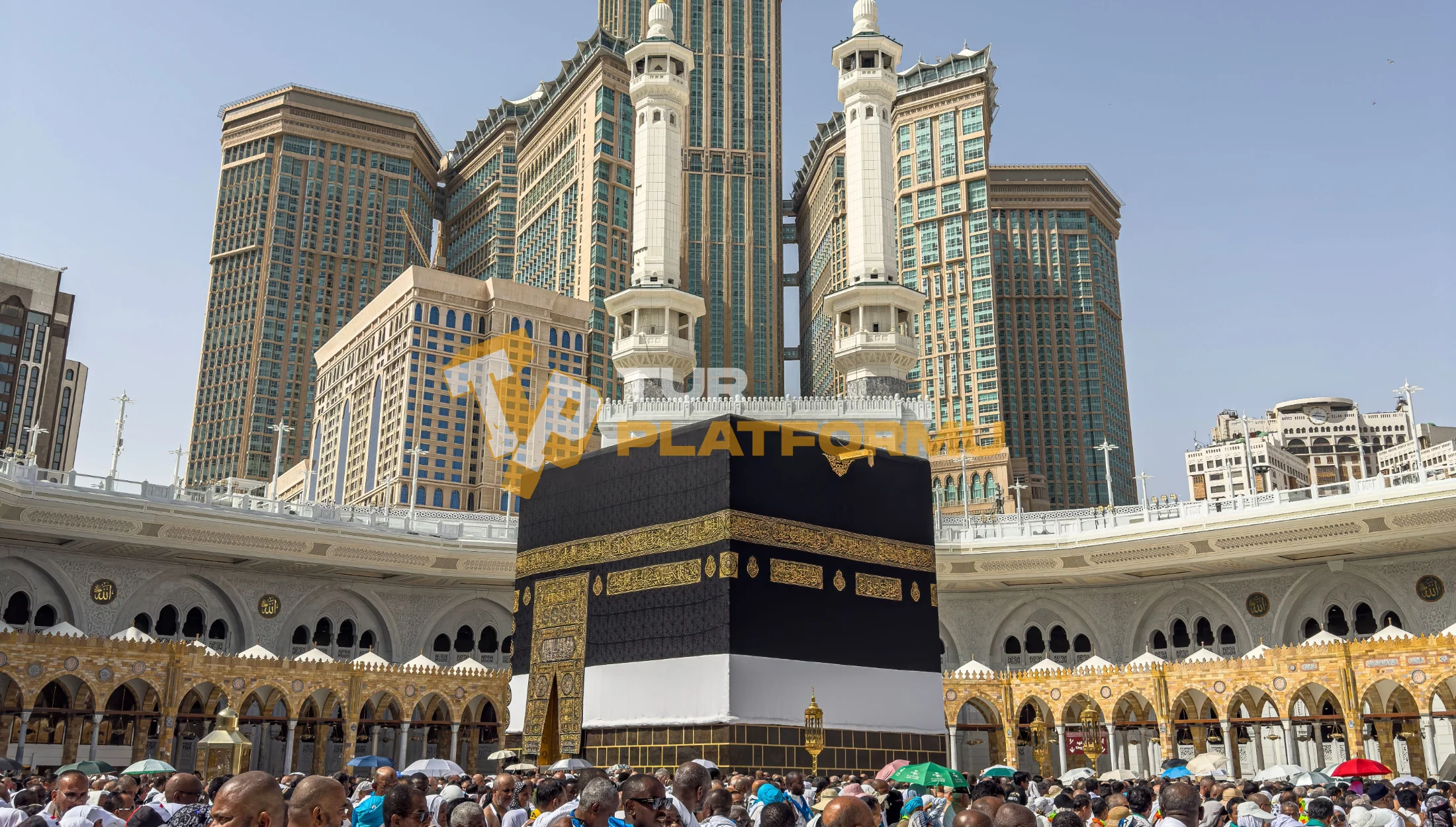 Kabe önünde ihramlı umreciler ve hacılar