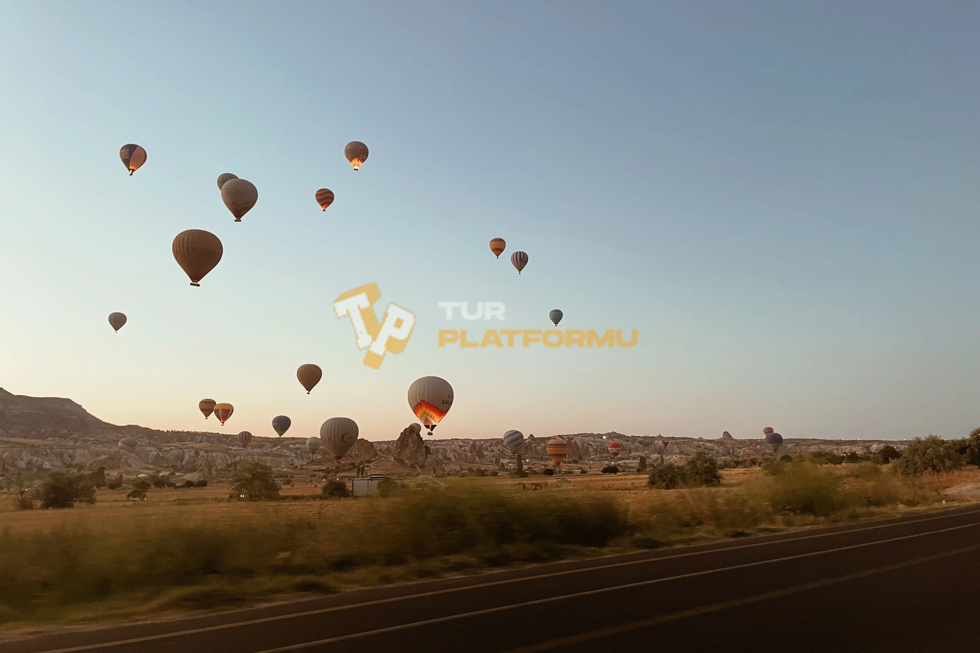 Kapadokya peribacaları üzerinde balon turu