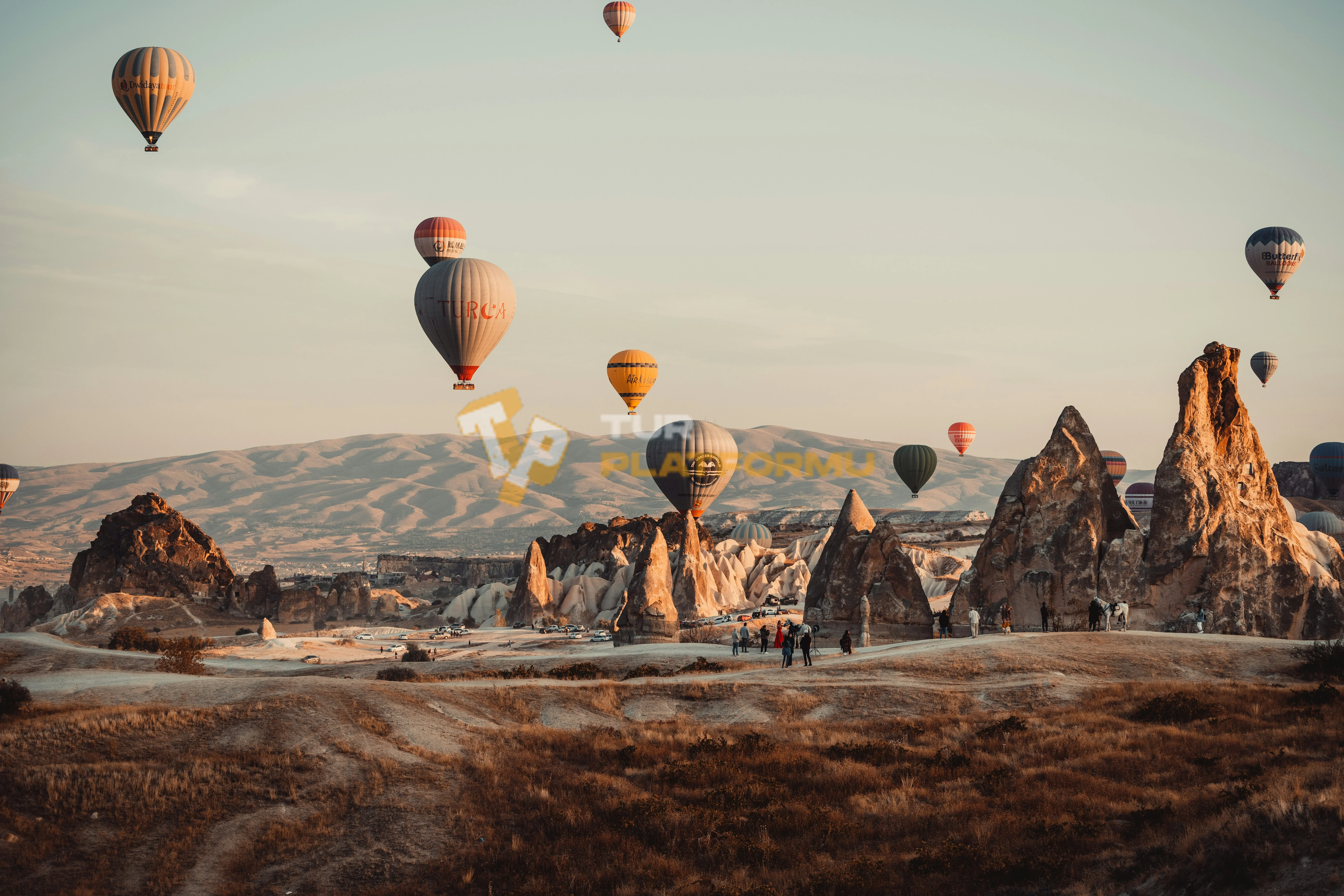 Kapadokya sıcak hava balonları gün doğumunda
