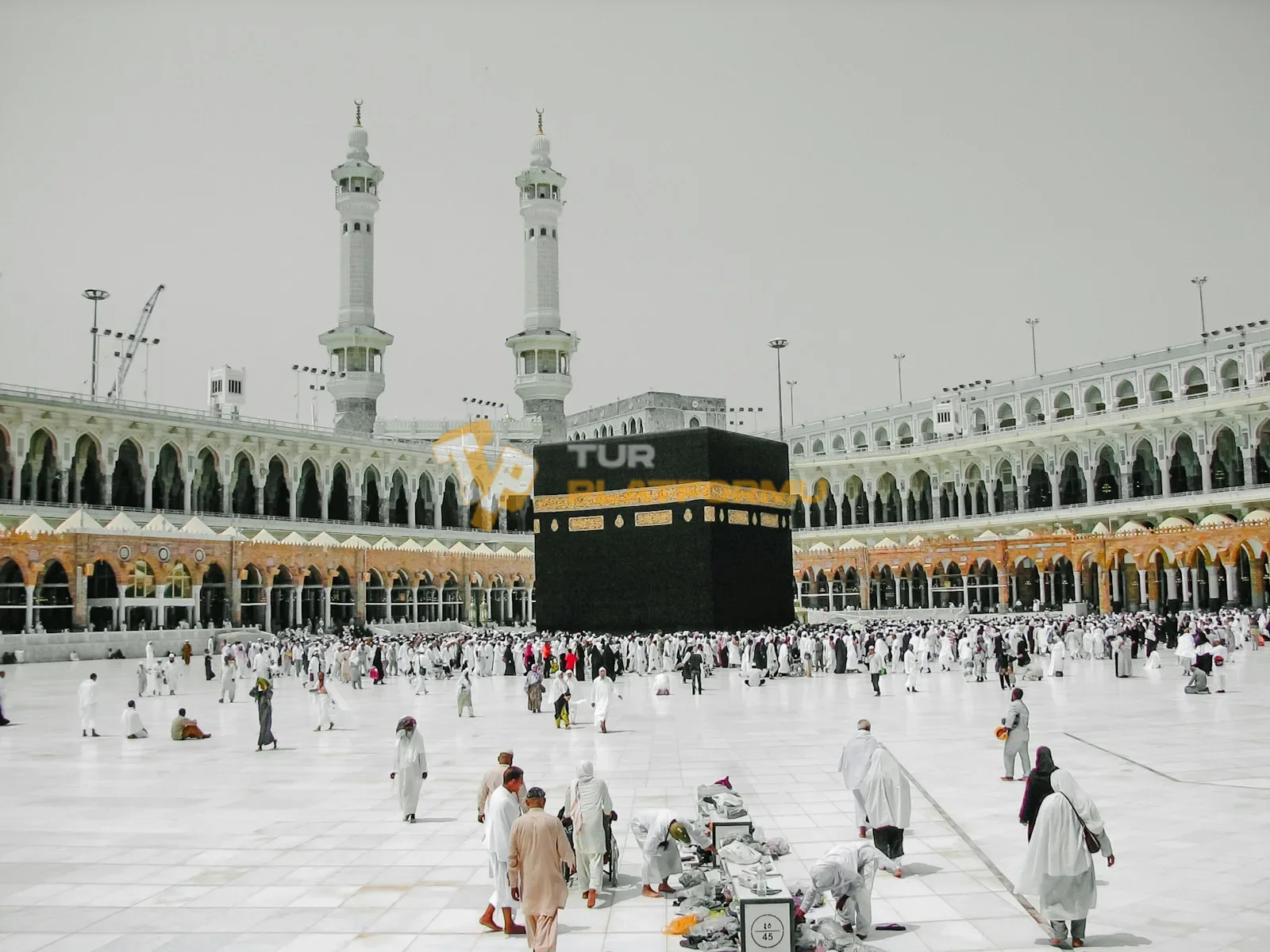 Umre ibadetinde Kabe çevresinde tavaf